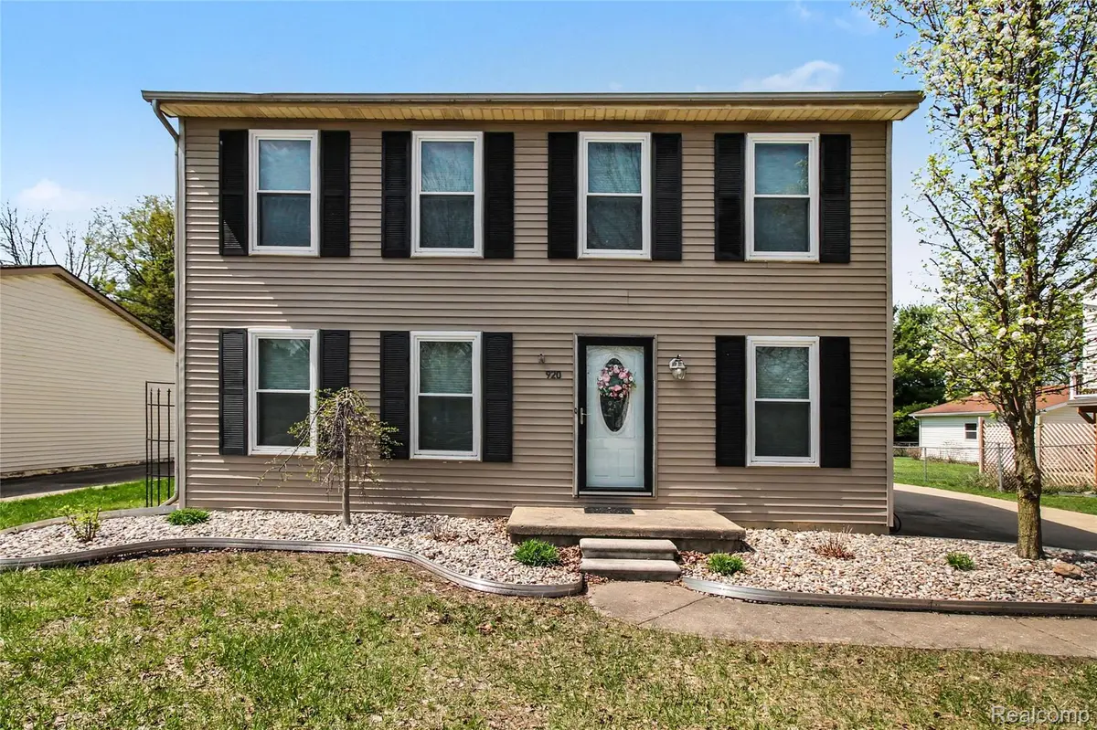 920 Meadowlark LN, Howell, MI 48843