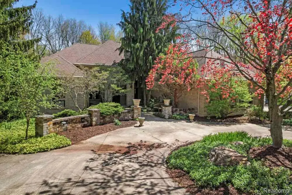 1293 HUNTCLIFF Court, Milford, MI 48380