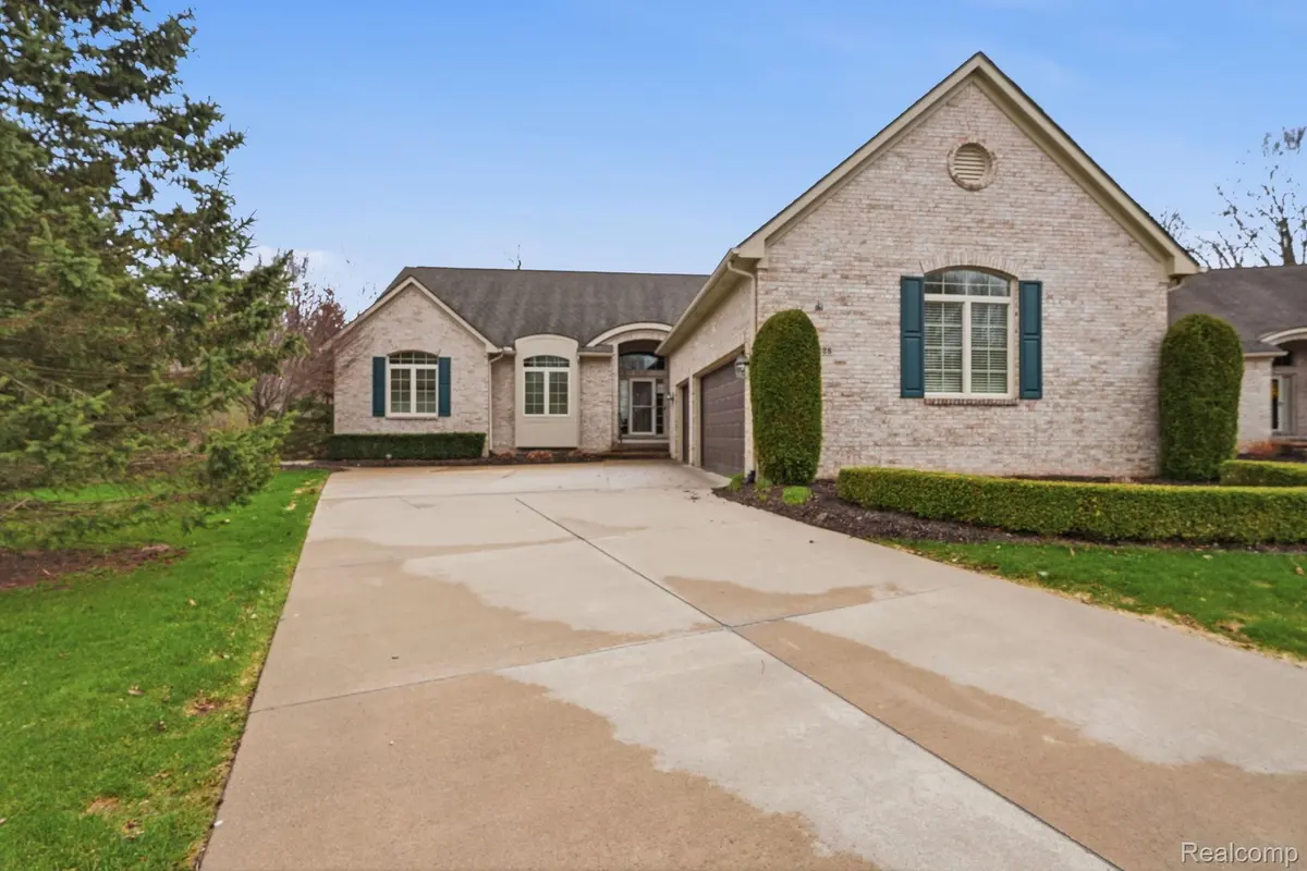 25228 Sutton CT, Novi, MI 48374