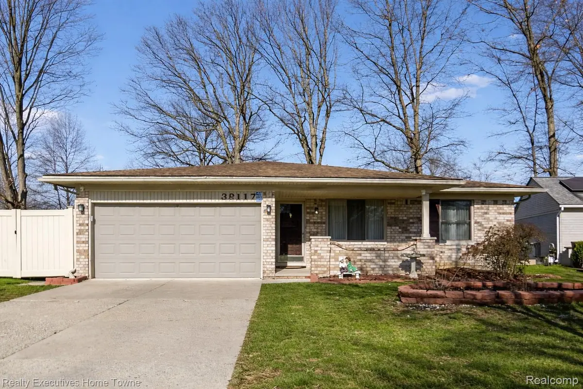 39117 Della Rosa DR, Sterling Heights, MI 48313