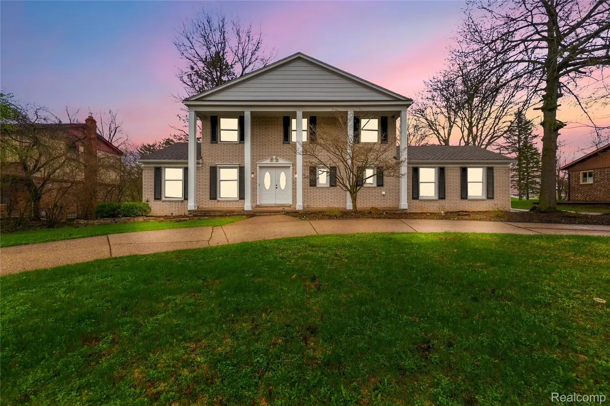 5119 Greenbriar DR, West Bloomfield Charter Township, MI 48323