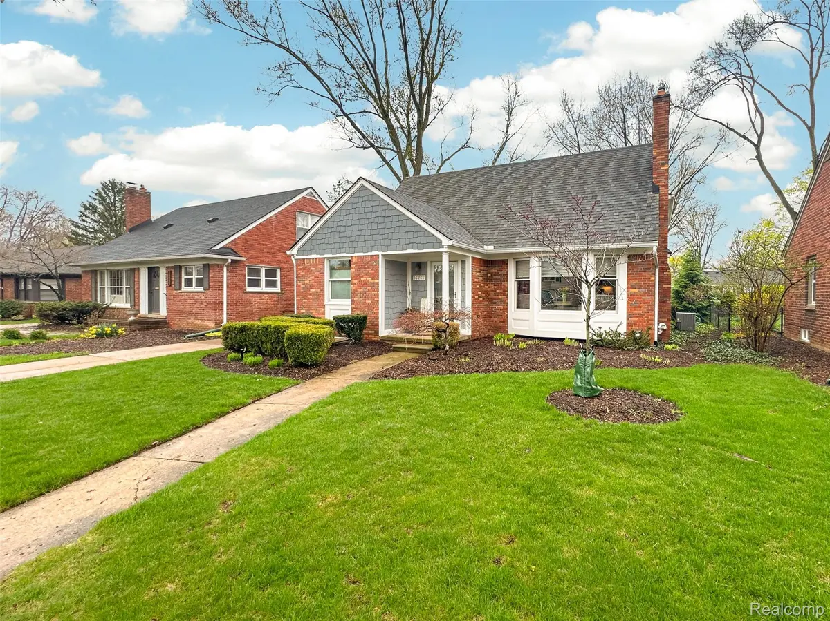 16265 Locherbie AVE, Beverly Hills Village, MI 48025
