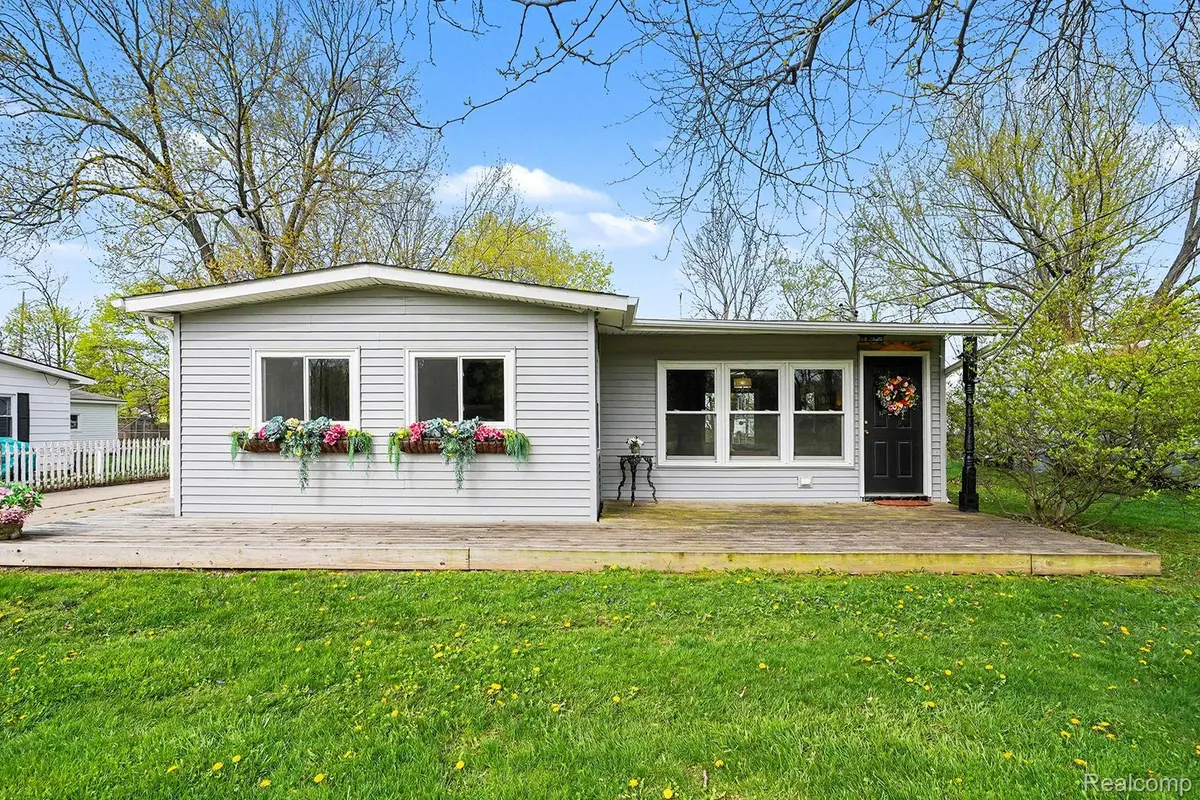 717 Oak Park DR, Fenton, MI 48430