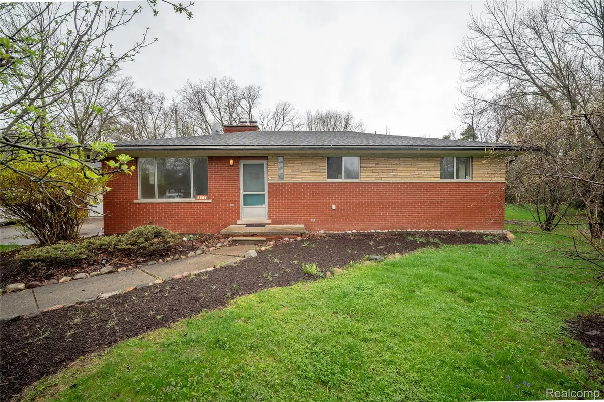 6886 E Nashway, West Bloomfield Charter Township, MI 48322