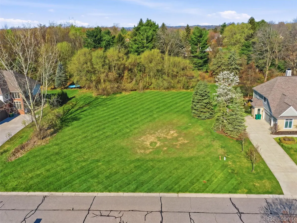 4672 Woodland Hills DR, Oakland Charter Township, MI 48306