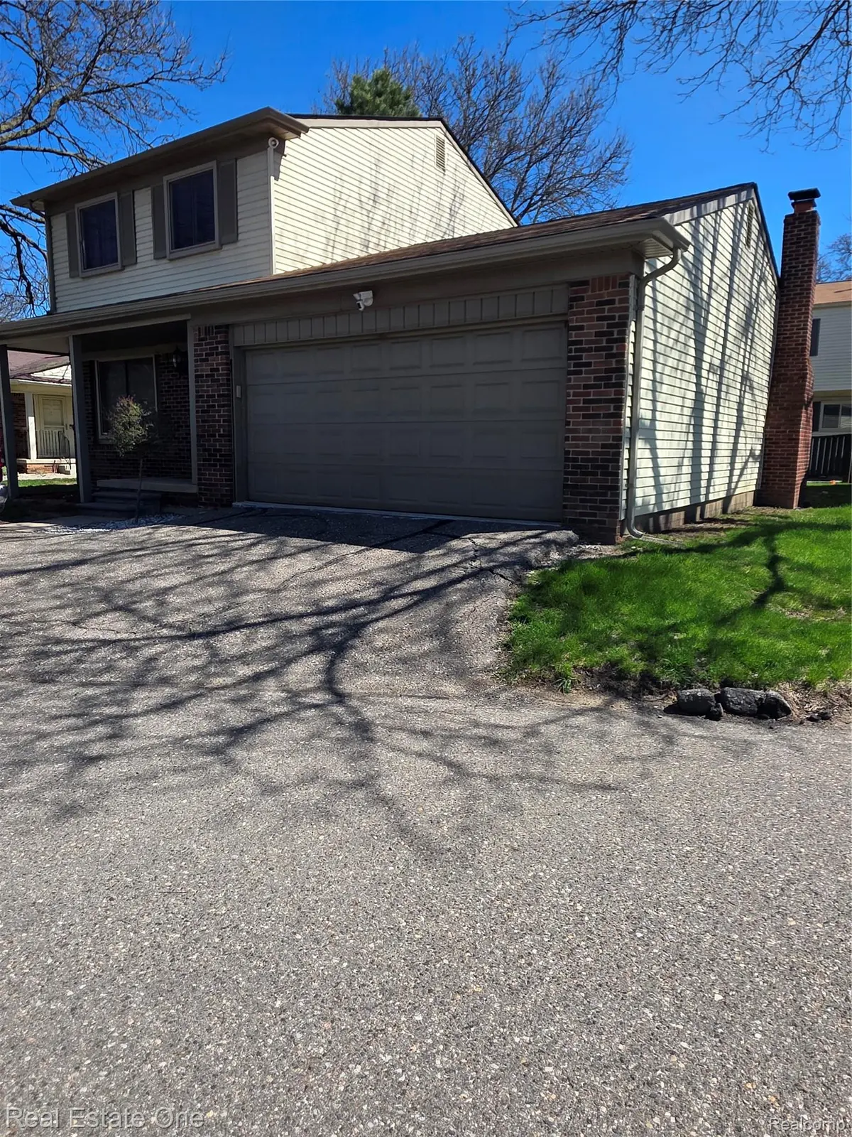 2898 Roundtree DR, Troy, MI 48083