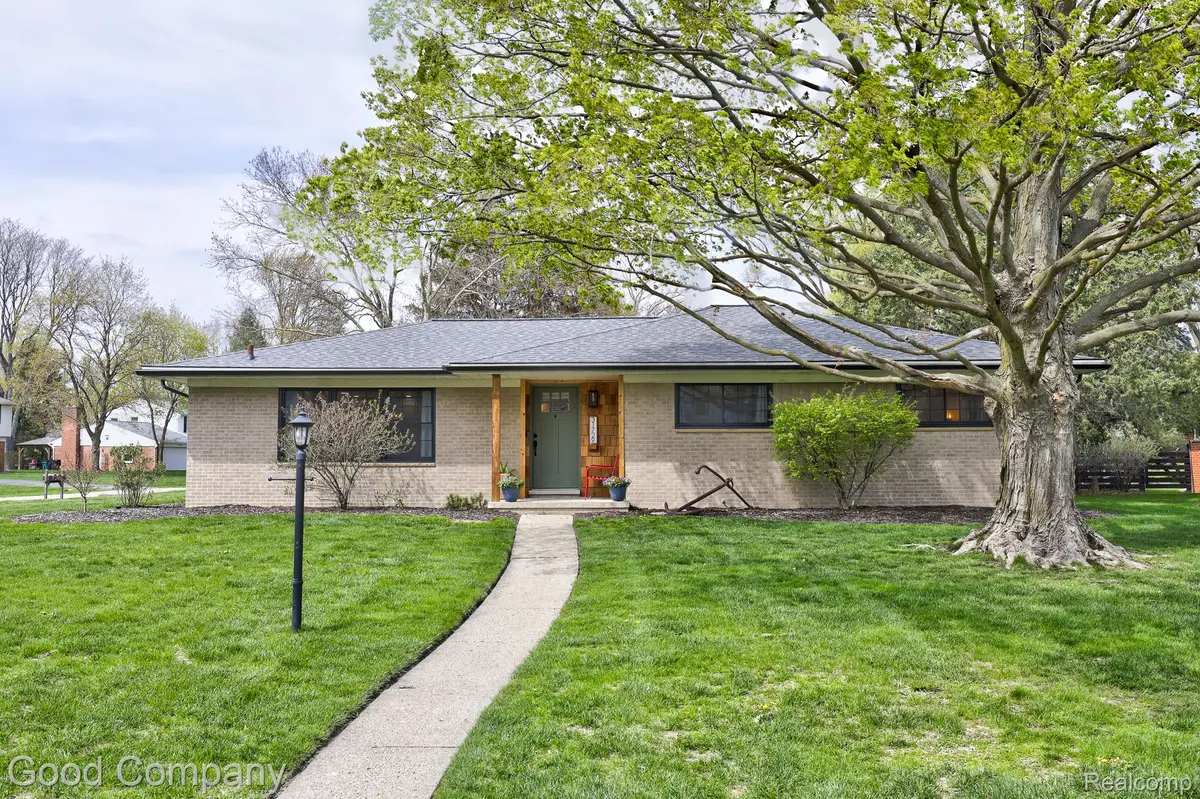 31729 Mayfair LN, Beverly Hills Village, MI 48025