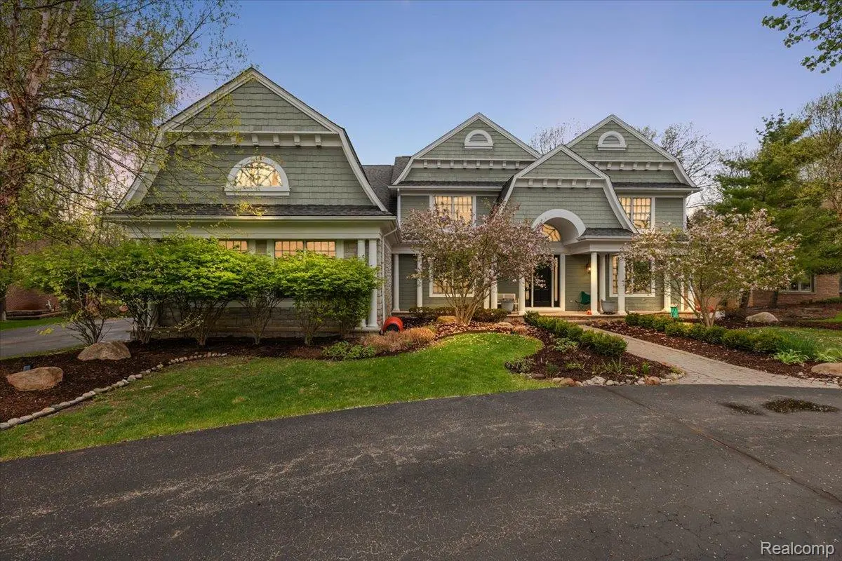 30405 Stonegate DR, Franklin Village, MI 48025