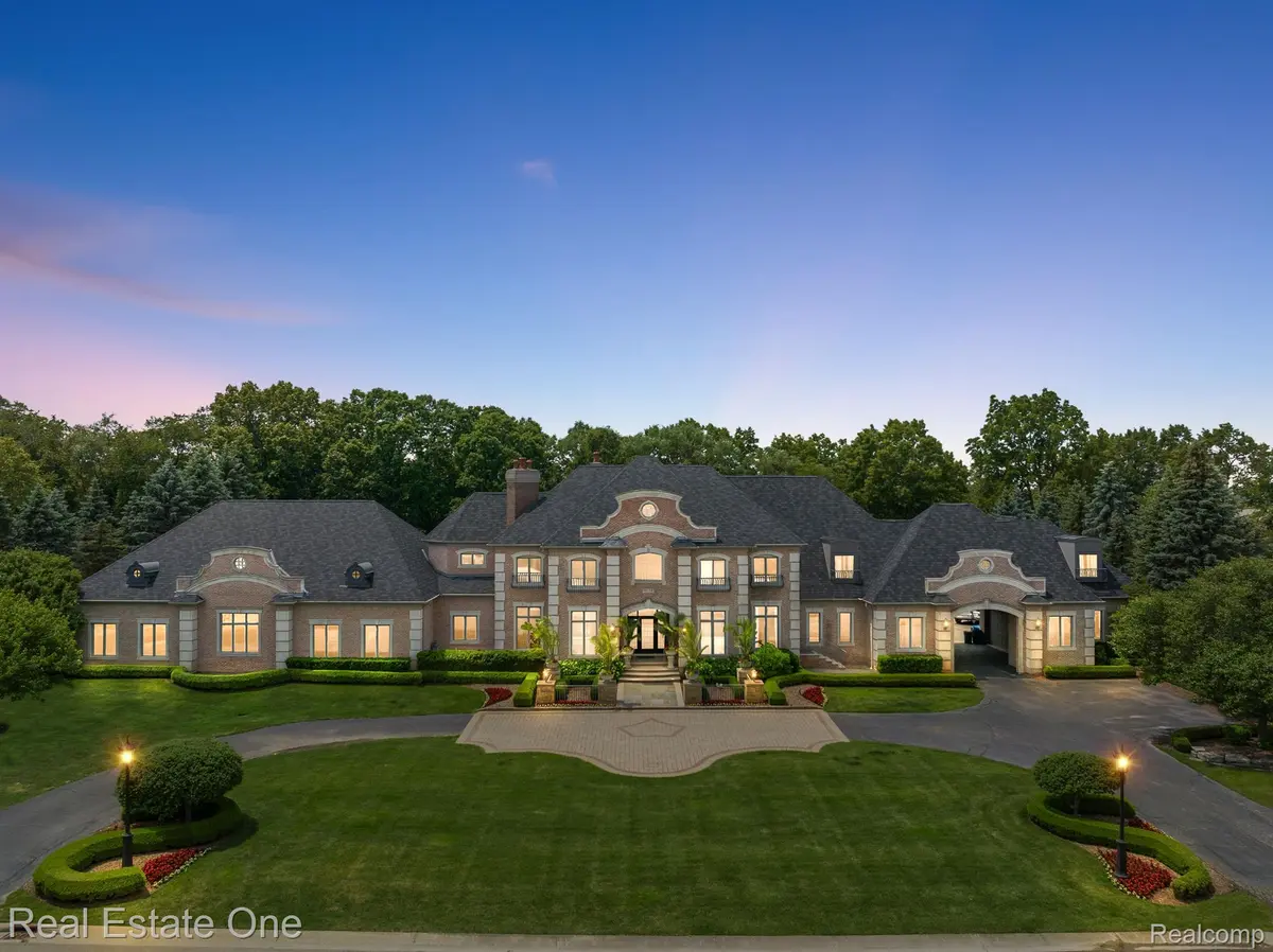5174 BARRINGTON DR, Oakland Charter Township, MI 48306
