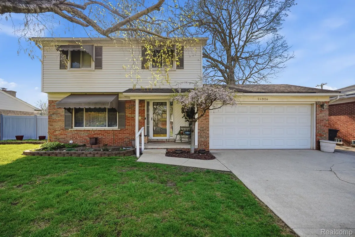 24924 W Magdalena ST, Harrison Charter Township, MI 48045