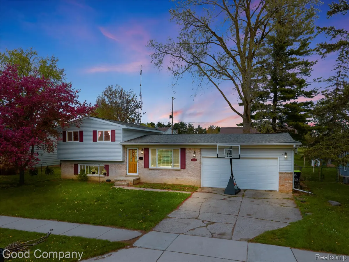 9072 Chesterfield DR, Swartz Creek, MI 48473