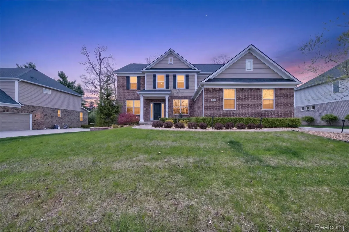 2942 Montgomery CIR, Commerce Charter Township, MI 48390