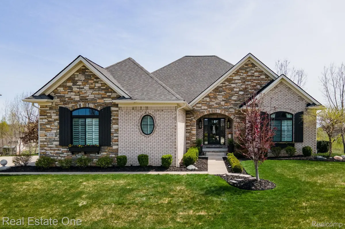 350 Golfside DR, Oxford Charter Township, MI 48371