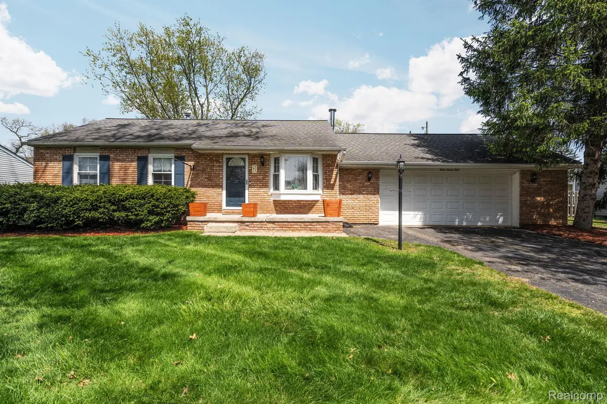 1228 Amarillo ST, Wolverine Lake Village, MI 48390