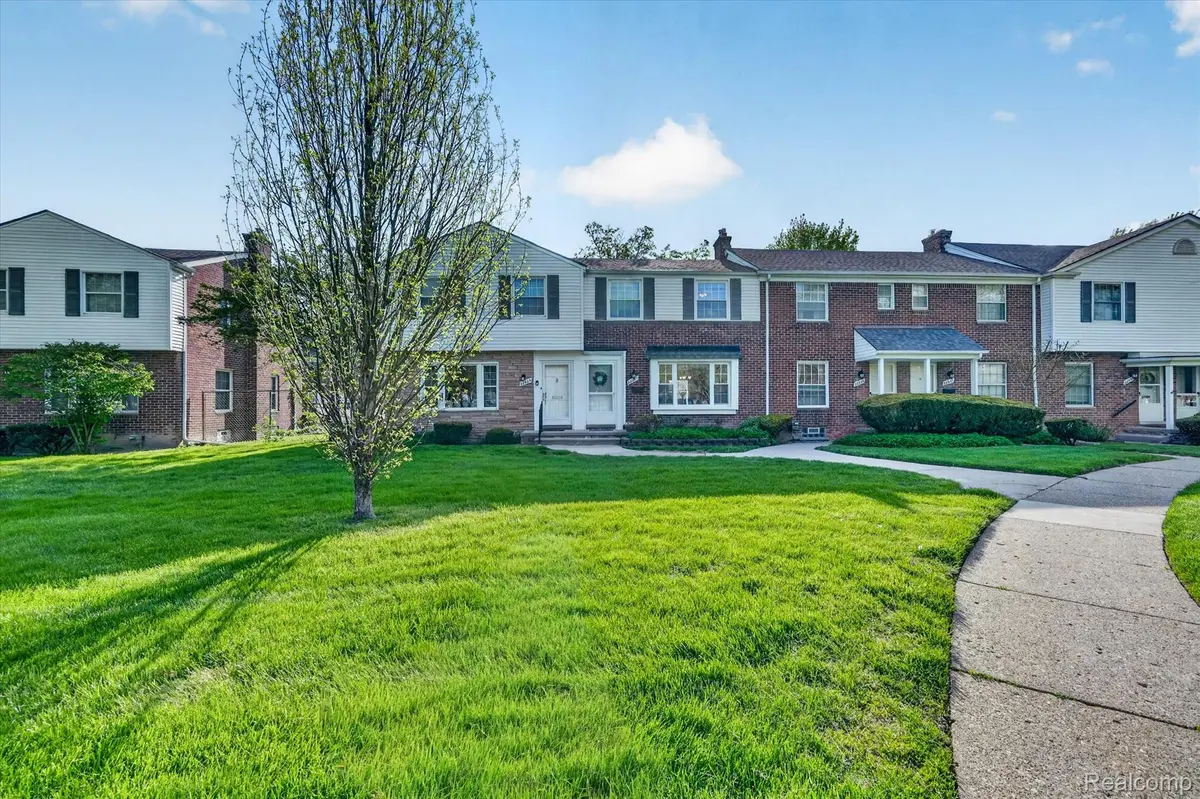 22927 Lakeshore DR, St. Clair Shores, MI 48080