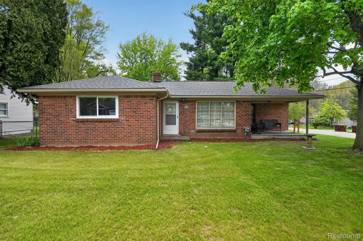 403 Pond ST, Pinckney Village, MI 48169