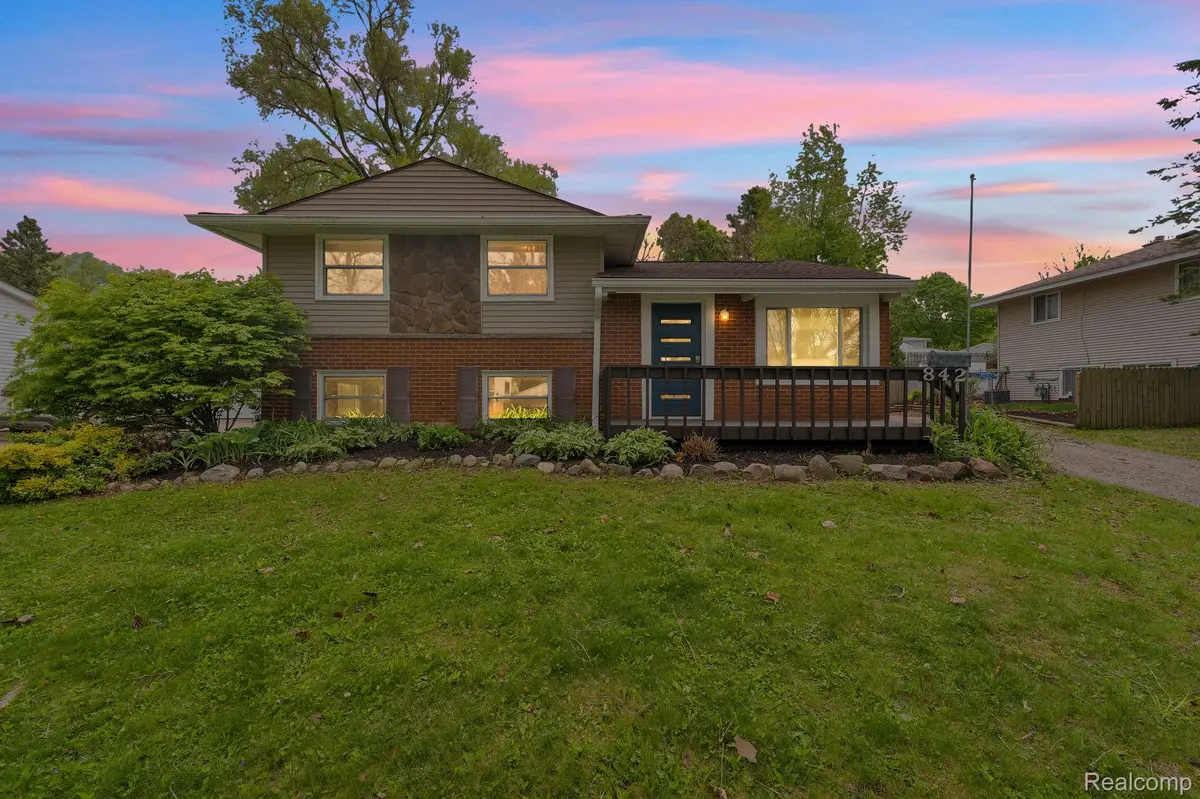 842 Bird Song DR, Milford, MI 48381