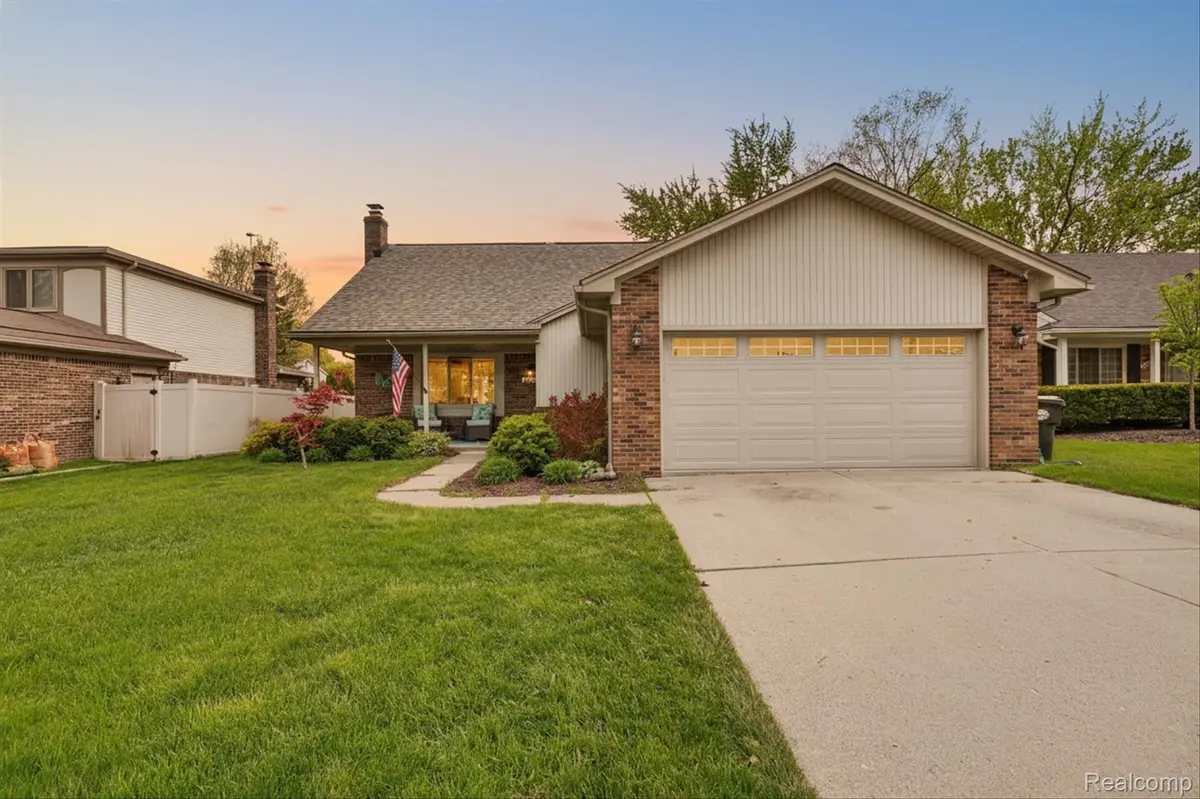 16621 Gatehouse DR, Woodhaven, MI 48183