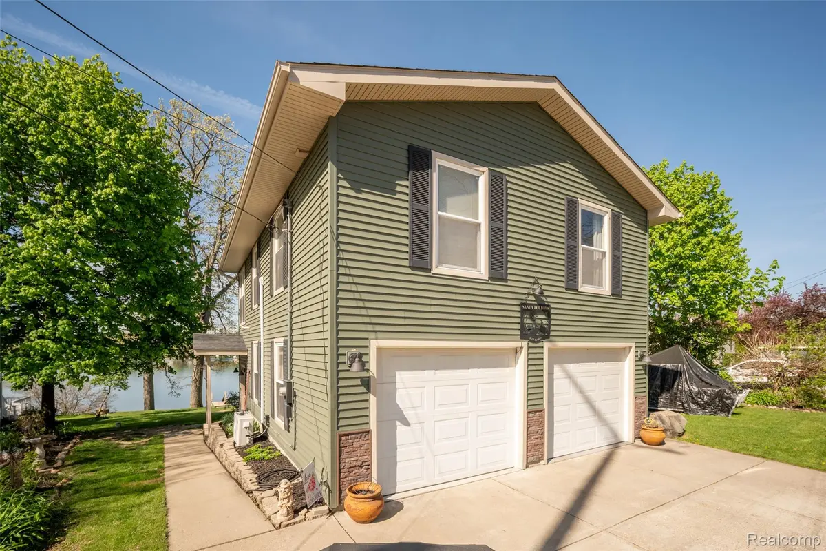 5477 Dooley DR, Fenton Charter Township, MI 48451