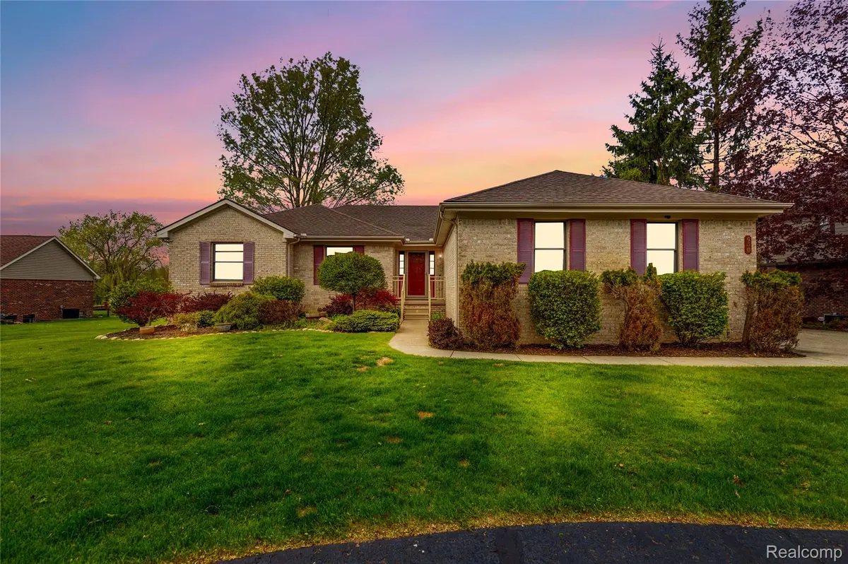 450 W Drahner RD, Oxford Village, MI 48371