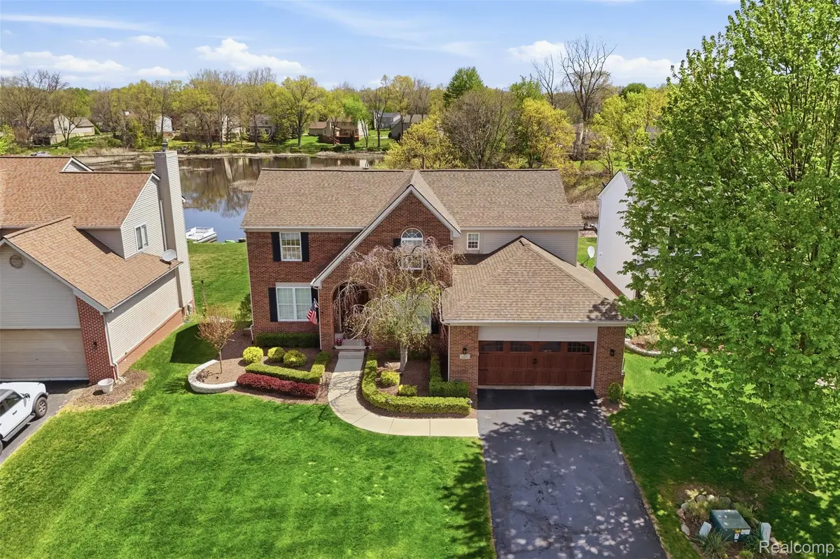 5480 Lancaster LN, Commerce Charter Township, MI 48382