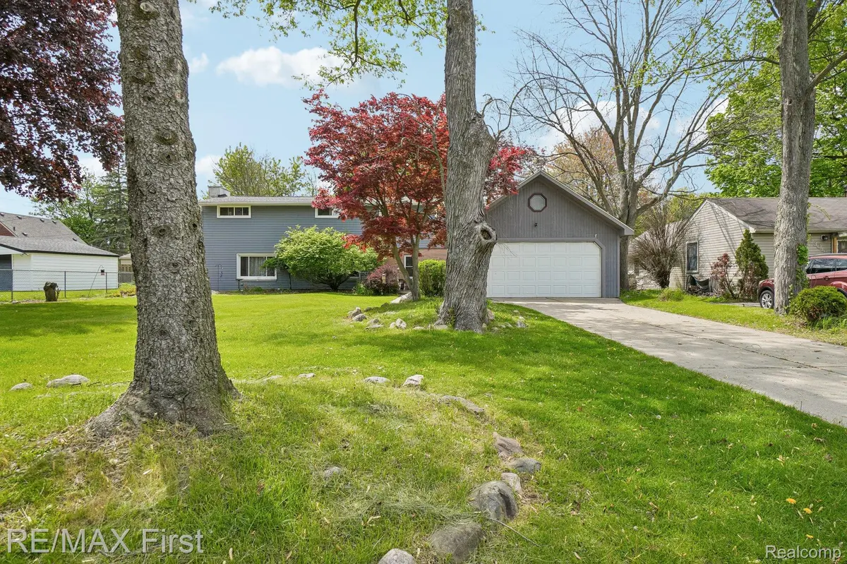 23041 Springbrook DR, Farmington Hills, MI 48336