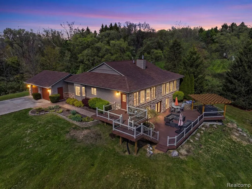 8742 Hyne RD, Brighton Township, MI 48114
