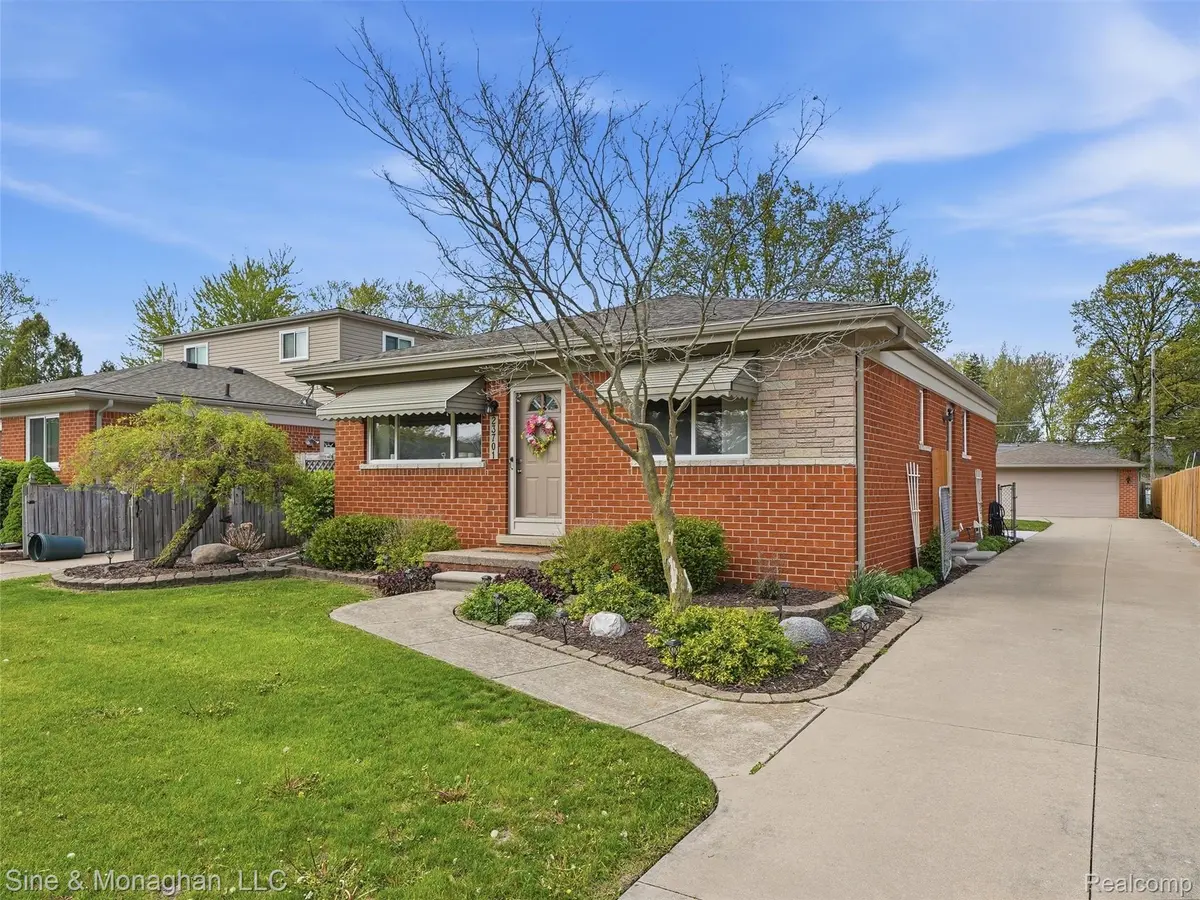 23701 Lakewood ST, St. Clair Shores, MI 48082