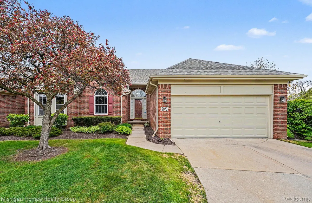 2070 S Red Maple LN S #106, Commerce Charter Township, MI 48390