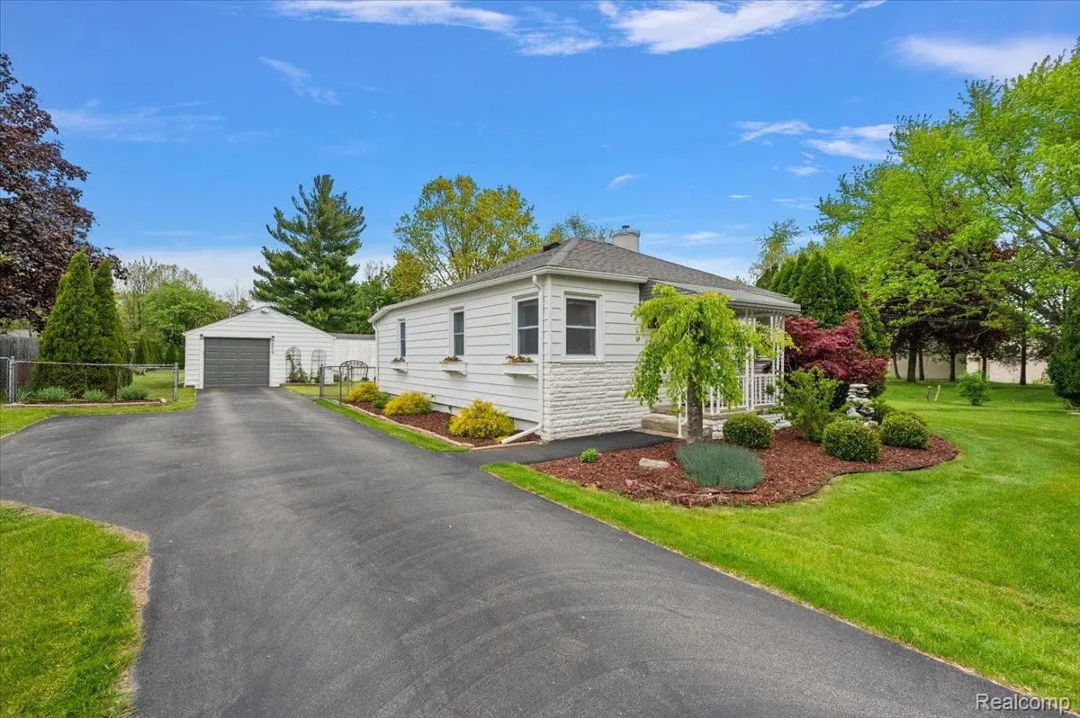 8529 Munrovia ST, Shelby Charter Township, MI 48317