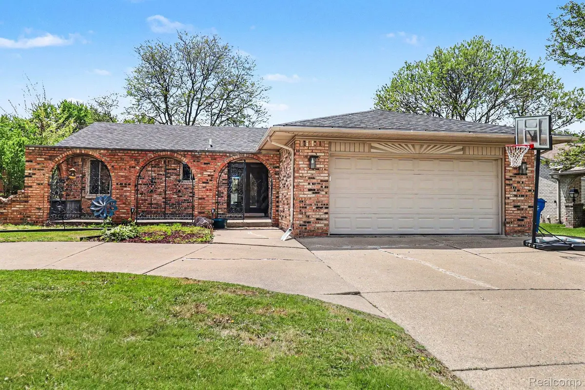 11422 Common RD, Warren, MI 48093