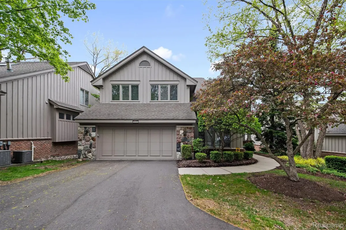 4822 Hidden LN, West Bloomfield Charter Township, MI 48323