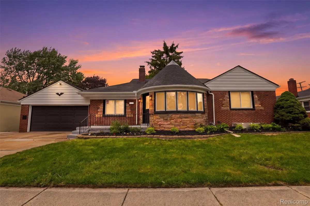 18001 Elizabeth ST, Roseville, MI 48066