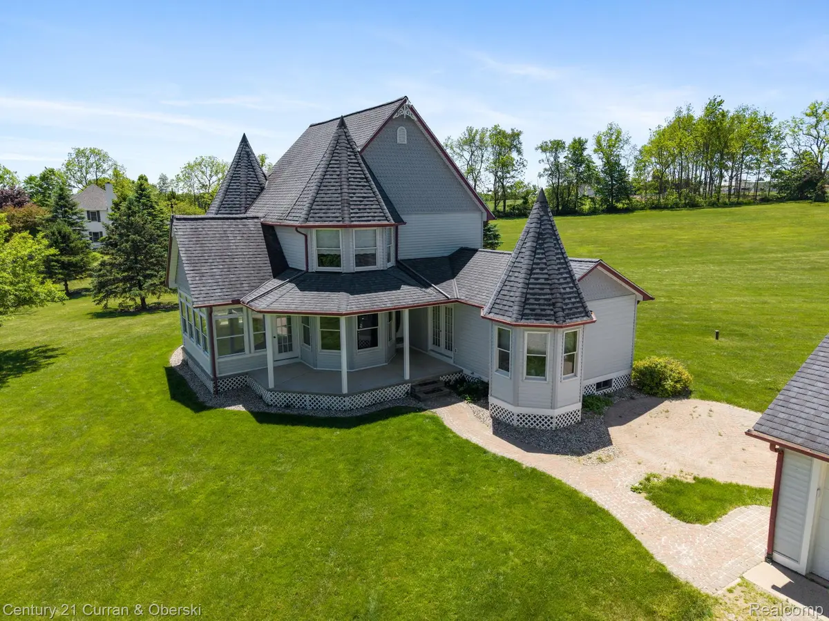 53375 Martha LN, Lyon Charter Township, MI 48167