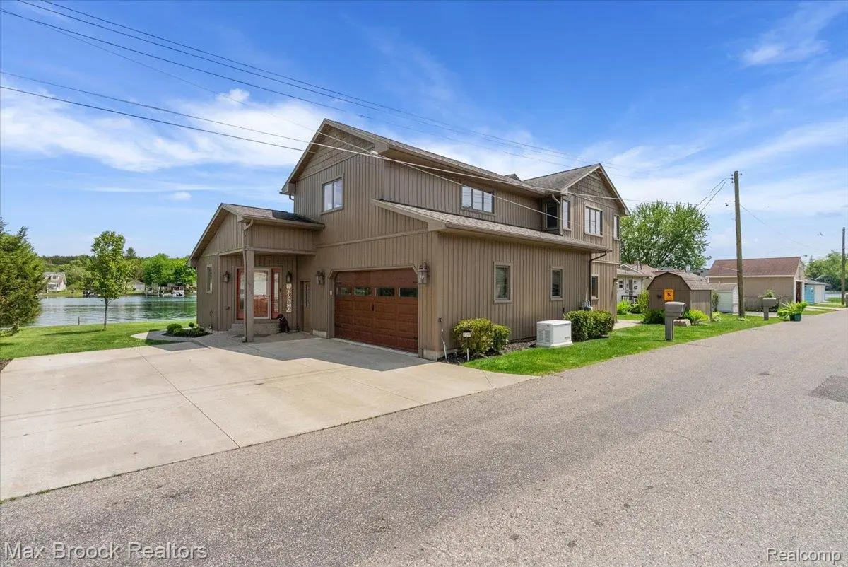 1317 Castlewood DR, White Lake Charter Township, MI 48386