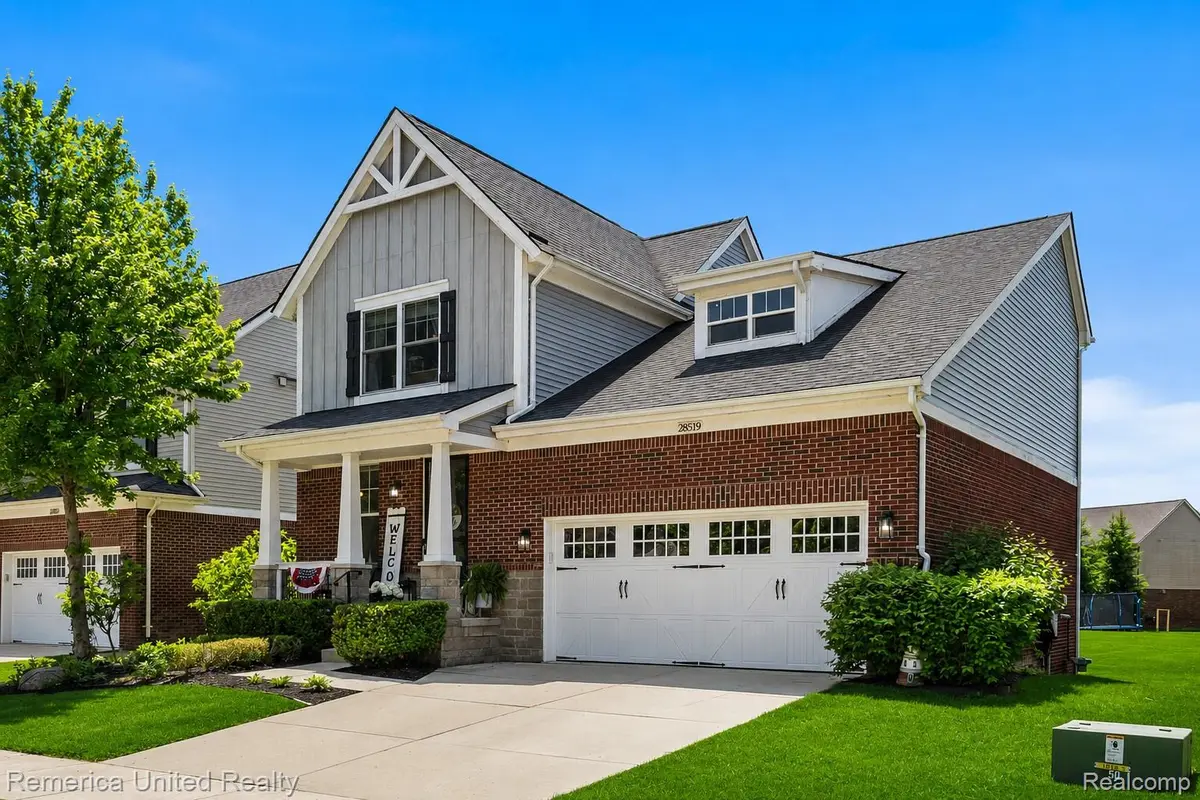 28519 Cottage LN, Lyon Charter Township, MI 48165