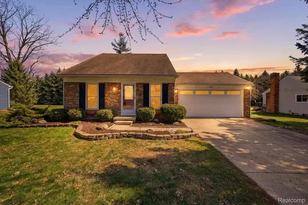 889 Hadley RD, Rochester Hills, MI 48333