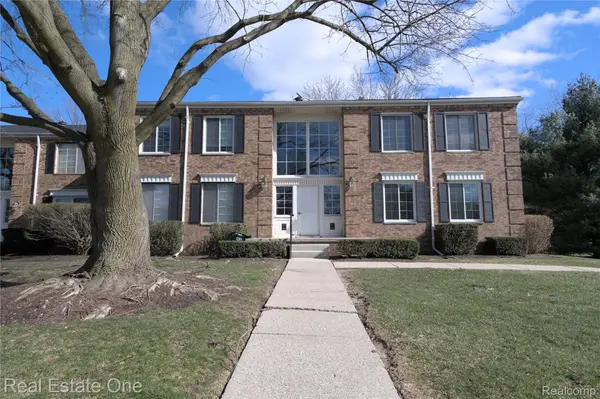 657 E Fox Hills DR,  Bloomfield Hills,  MI 48304