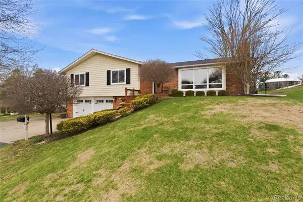 116 Whims LN, Oakland Charter Township, MI 48306