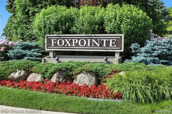 4231 Foxpointe DR, West Bloomfield Charter Township, MI 48323