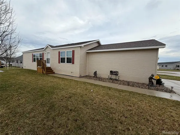 241 Waterway CT, Lapeer Township, MI 48446
