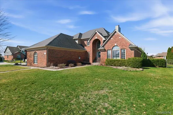 48017 Lincoln DR, Macomb Township, MI 48044