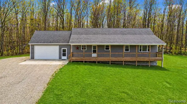 2800 Meadowdale RD, Lapeer Township, MI 48455