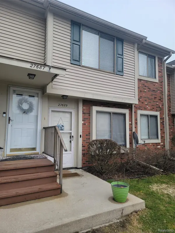 27689 Harrison Woods LN, Harrison Charter Township, MI 48045
