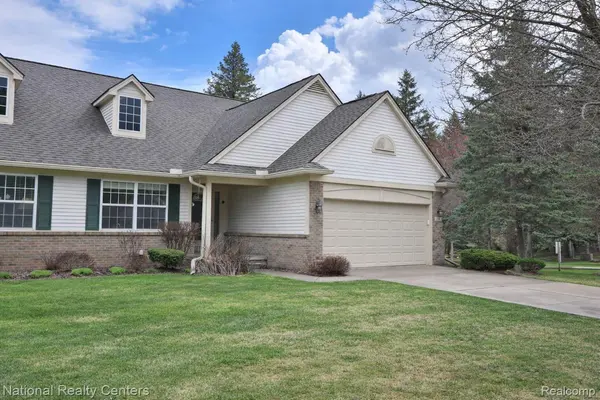 110 Four Seasons DR, Orion Charter Township, MI 48360