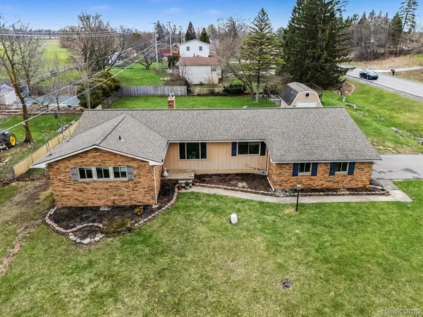 12519 Jennings RD, Fenton Charter Township, MI 48451