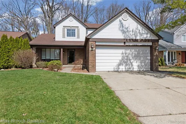 17883 Foxpointe DR, Clinton Charter Township, MI 48038