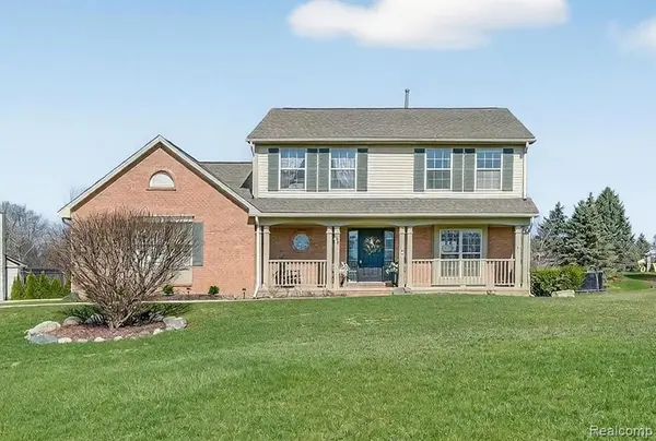255 Round Tree DR, Orion Charter Township, MI 48360