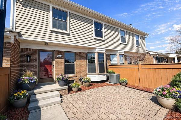 22211 Pondview #Unit 27, Novi, MI 48375