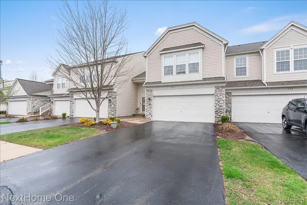 560 Dockside CIR #43, Holly Township, MI 48442